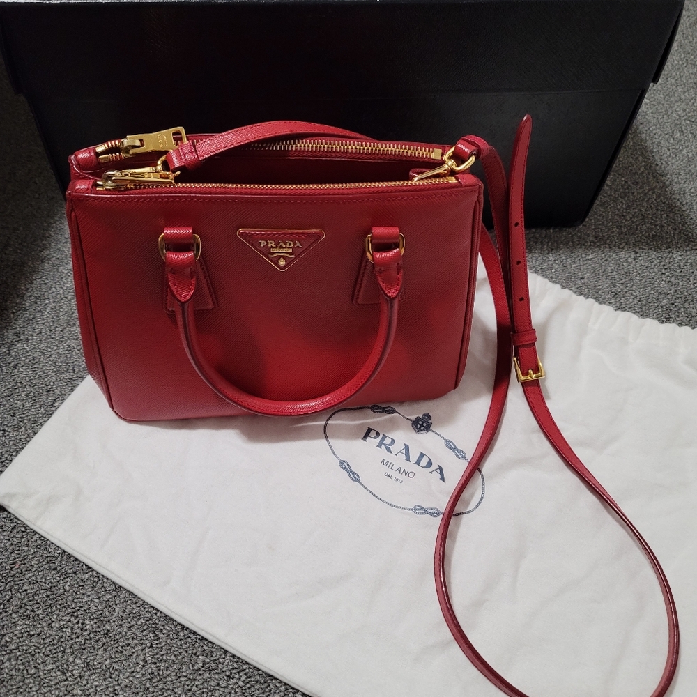 🌟Host Pick🌟Prada iconic Galleria Saffiano Leather Small Bag - Picture 3 of 16